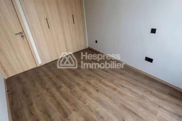 Vend appartement à Oasis. Surface totale 47 m². Air conditionné et cheminée
