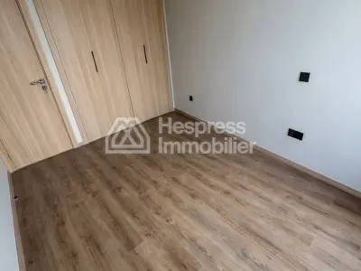 Vend appartement à Oasis. Surface totale 47 m². Air conditionné et cheminée