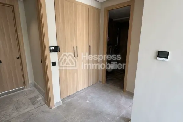 Vend appartement à Oasis. Surface totale 47 m². Air conditionné et cheminée