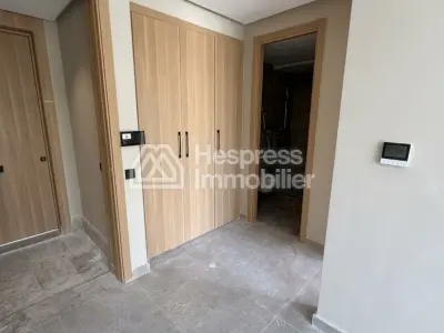 Vend appartement à Oasis. Surface totale 47 m². Air conditionné et cheminée