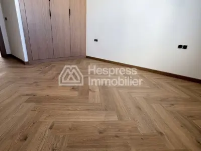 شقة رائعة للبيع في بالمييه . غرفة نوم واحدة. باب أمان وتدفئة مركزية.