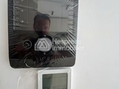 شقة رائعة للبيع في بالمييه . غرفة نوم واحدة. باب أمان وتدفئة مركزية.