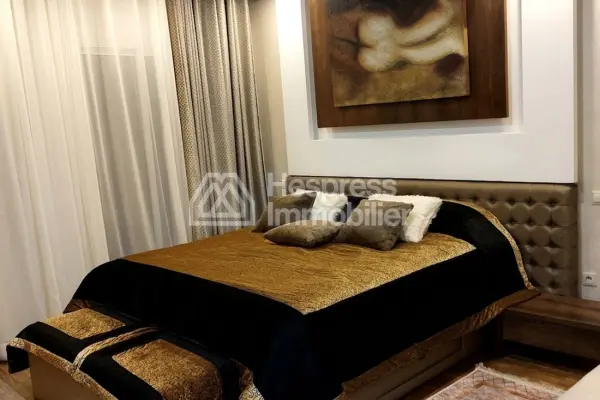 فيلا فاخرة للبيع في دار بوعزة . مساحتها 240 متر مربع. خدمة الاستقبال والإرشاد، مدفأة.