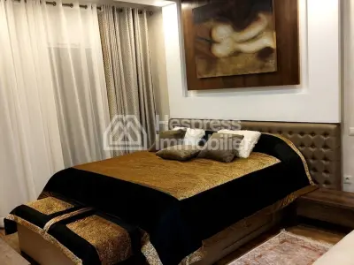 فيلا فاخرة للبيع في دار بوعزة . مساحتها 240 متر مربع. خدمة الاستقبال والإرشاد، مدفأة.