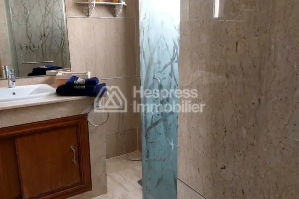 فيلا فاخرة للبيع في دار بوعزة . مساحتها 240 متر مربع. خدمة الاستقبال والإرشاد، مدفأة.