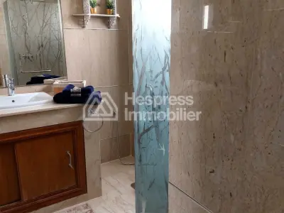 فيلا فاخرة للبيع في دار بوعزة . مساحتها 240 متر مربع. خدمة الاستقبال والإرشاد، مدفأة.