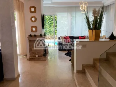 فيلا فاخرة للبيع في دار بوعزة . مساحتها 240 متر مربع. خدمة الاستقبال والإرشاد، مدفأة.