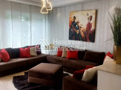 فيلا فاخرة للبيع في دار بوعزة . مساحتها 240 متر مربع. خدمة الاستقبال والإرشاد، مدفأة.