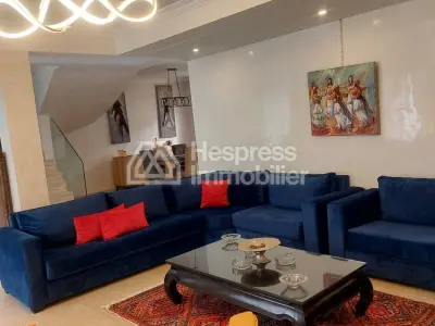 فيلا فاخرة للبيع في دار بوعزة . مساحتها 240 متر مربع. خدمة الاستقبال والإرشاد، مدفأة.