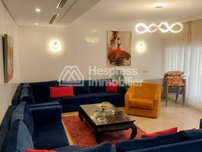 فيلا فاخرة للبيع في دار بوعزة . مساحتها 240 متر مربع. خدمة الاستقبال والإرشاد، مدفأة.