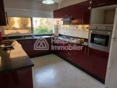 فيلا فاخرة للبيع في دار بوعزة . مساحتها 240 متر مربع. خدمة الاستقبال والإرشاد، مدفأة.