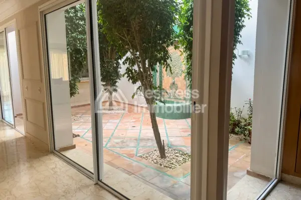 Maison de haut standing à vendre à Dar Bouazza. Surface totale 741 m². Bien meublé