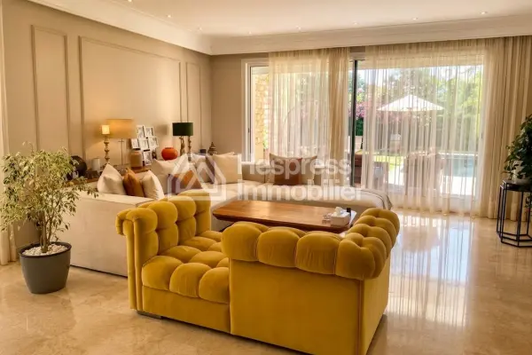 Maison de haut standing à vendre à Dar Bouazza. Surface totale 741 m². Bien meublé