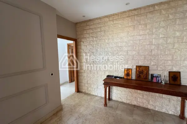 Maison de haut standing à vendre à Dar Bouazza. Surface totale 741 m². Bien meublé