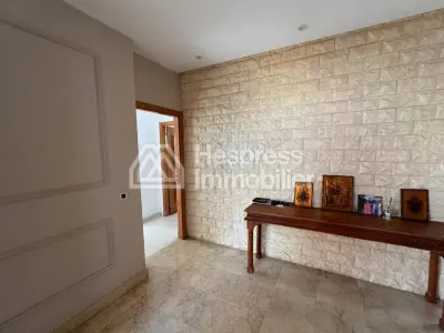منزل فاخر للبيع في دار بوعزة . مساحته الإجمالية 741 متر مربع. مفروش بالكامل.
