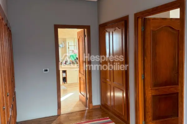 Maison de haut standing à vendre à Dar Bouazza. Surface totale 741 m². Bien meublé