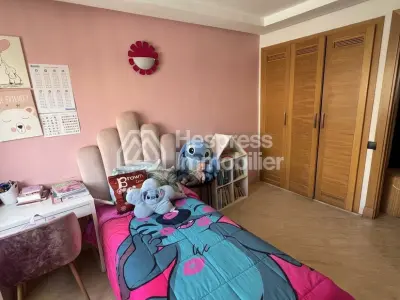Bel appartement à vendre à Ferme Bretonne Hay Arraha. 3 chambres agréables. Salon Marocain, sécurité