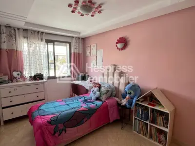 Bel appartement à vendre à Ferme Bretonne Hay Arraha. 3 chambres agréables. Salon Marocain, sécurité