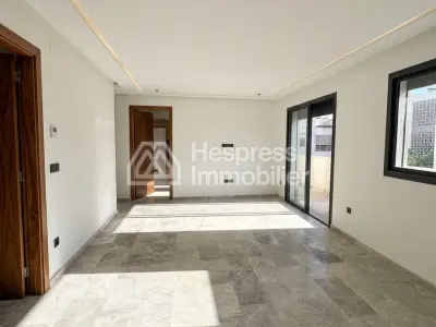 شقة للبيع في منزل ريفي بريتوني. غرفة واحدة. غرفة معيشة على الطراز المغربي، مع توفير الأمن.
