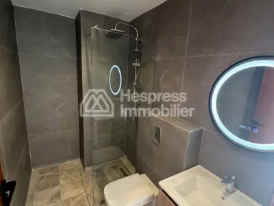 شقة للبيع في منزل ريفي بريتوني. غرفة واحدة. غرفة معيشة على الطراز المغربي، مع توفير الأمن.
