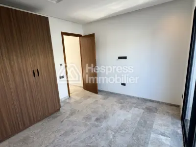 شقة للبيع في منزل ريفي بريتوني. غرفة واحدة. غرفة معيشة على الطراز المغربي، مع توفير الأمن.