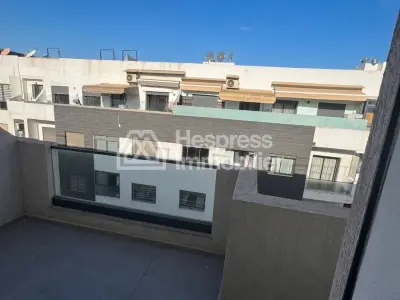 شقة للبيع في منزل ريفي بريتوني. غرفة واحدة. غرفة معيشة على الطراز المغربي، مع توفير الأمن.