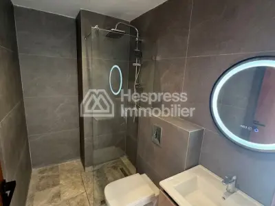شقة للبيع في منزل ريفي بريتوني. غرفة واحدة. غرفة معيشة على الطراز المغربي، مع توفير الأمن.