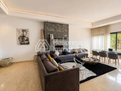 فيلا فاخرة للبيع في دار بوعزة . مساحتها 430 مترًا مربعًا. تضم غرفة معيشة مغربية تقليدية، ومسكنًا آمنًا.