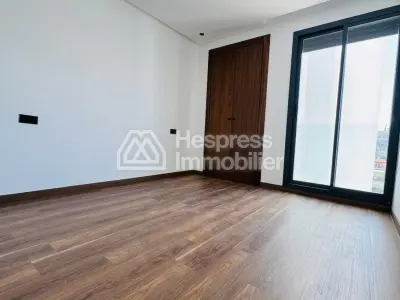 شقة للبيع في الأميرات . غرفة نوم واحدة. باب أمان.