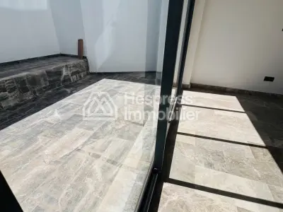 شقة للبيع في الأميرات . غرفة نوم واحدة. باب أمان.