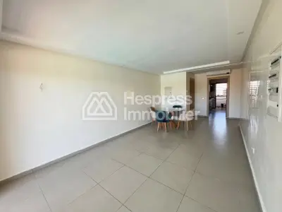 شقة للبيع في سيدي رحال . غرفة واحدة. غرفة معيشة مغربية تقليدية، سكن آمن