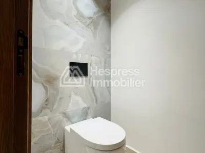 شقة دوبلكس للبيع في بالمييه . غرفتا نوم مريحتان. باب أمان، طبق استقبال فضائي.