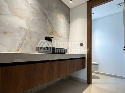 شقة دوبلكس للبيع في بالمييه . غرفتا نوم مريحتان. باب أمان، طبق استقبال فضائي.