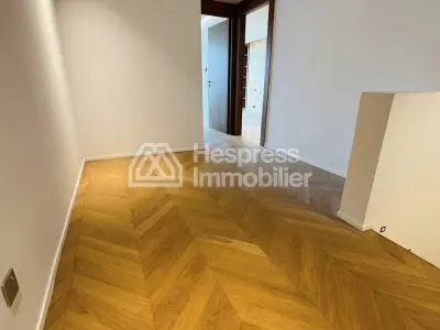 شقة دوبلكس للبيع في بالمييه . غرفتا نوم مريحتان. باب أمان، طبق استقبال فضائي.