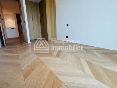 شقة دوبلكس للبيع في بالمييه . غرفتا نوم مريحتان. باب أمان، طبق استقبال فضائي.