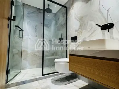 شقة دوبلكس للبيع في بالمييه . غرفتا نوم مريحتان. باب أمان، طبق استقبال فضائي.