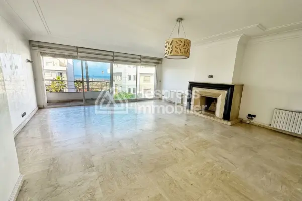 Apartment for sale on Aïn Diab 169 m²