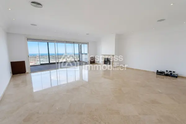 Apartment for rent on Aïn Diab 230 m²