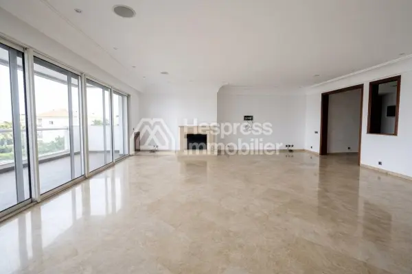 Apartment for rent on Aïn Diab 230 m²