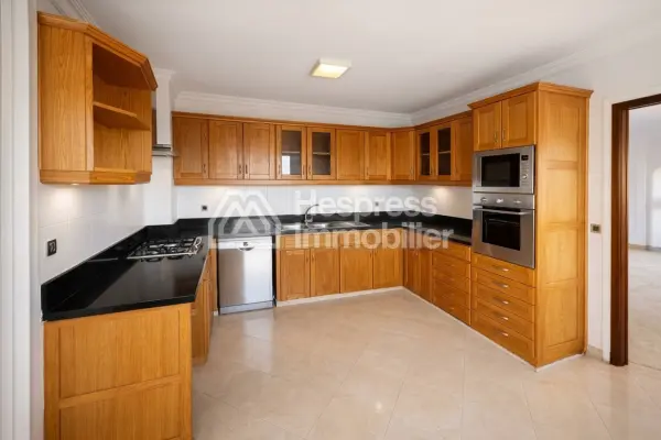 Apartment for rent on Aïn Diab 230 m²