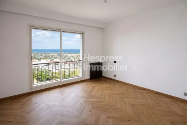 Apartment for rent on Aïn Diab 230 m²