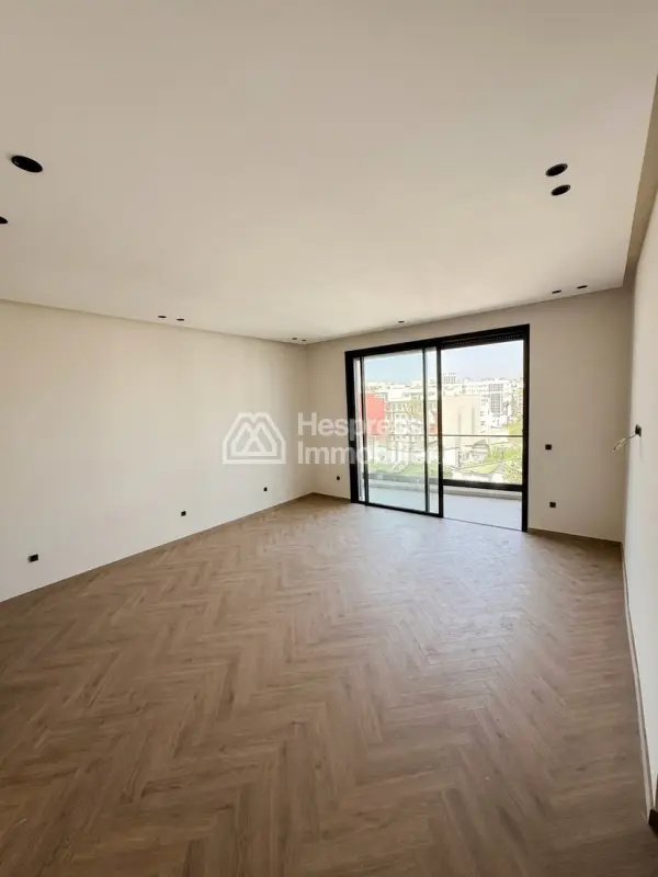 Luxurious studio apartment with no overlooking neighbors - a must-see!