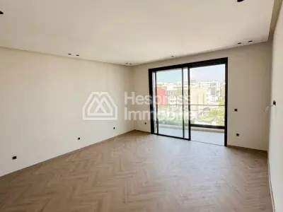 Luxurious studio apartment with no overlooking neighbors - a must-see!