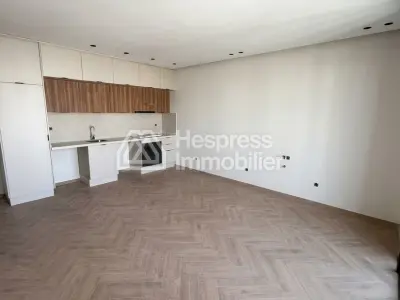 Luxurious studio apartment with no overlooking neighbors - a must-see!