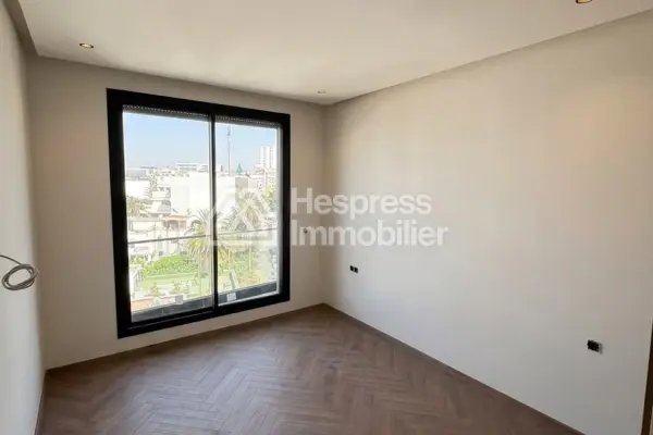 Luxurious studio apartment with no overlooking neighbors - a must-see!