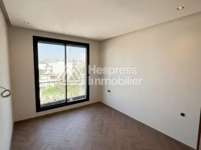 Luxurious studio apartment with no overlooking neighbors - a must-see!