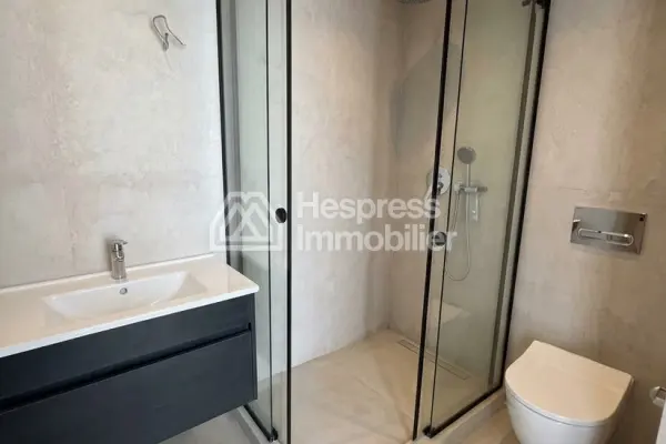 Luxurious studio apartment with no overlooking neighbors - a must-see!