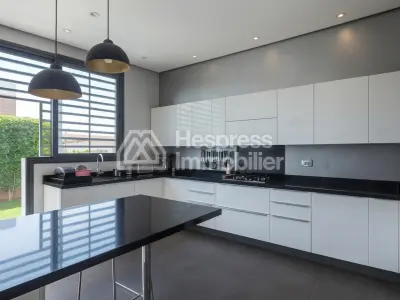 فيلا مستقلة جميلة للبيع – مجمع سكني مسوّر Ville verte