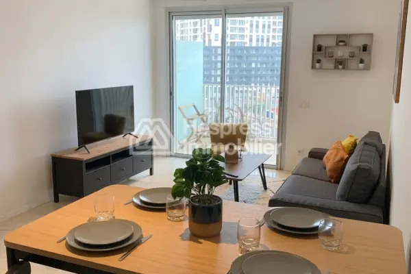 Lovely studio apartment on a high floor with a large terrace