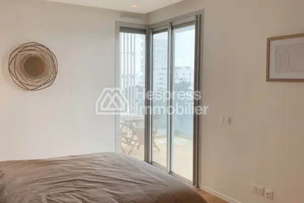 Lovely studio apartment on a high floor with a large terrace